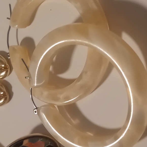 4 pair of assorted earrings all like new - Picture 2 of 10